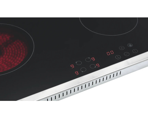 Detailansicht eines schwarzen Elektrokochfelds mit Bedienfeld und digitaler Anzeige