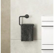 Porte-serviettes avec serviette sur un mur de salle de bain