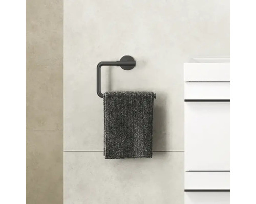 Porte-serviettes avec serviette sur un mur de salle de bain