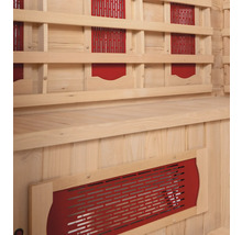 Aménagement intérieur d'un sauna avec lambris en bois et banc