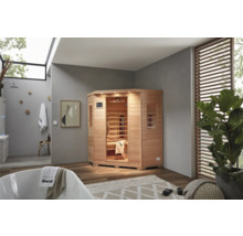Sauna infrarouge d'angle en bois dans une salle de bains avec baignoire
