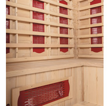 Vue intérieure d'un sauna avec des panneaux en bois et des éléments chauffants