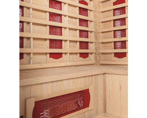 Vue intérieure d'un sauna avec des panneaux en bois et des éléments chauffants