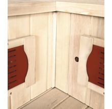 Vue intérieure d'un sauna infrarouge avec des murs en bois et des éléments chauffants