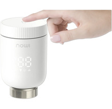 Main utilisant un thermostat de radiateur intelligent Imou avec affichage numérique.