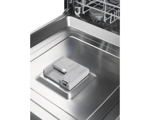 Innenraum eines Geschirrspülers mit Reinigerfach