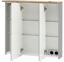 Armoire de toilette ouverte avec trois portes et étagères en verre