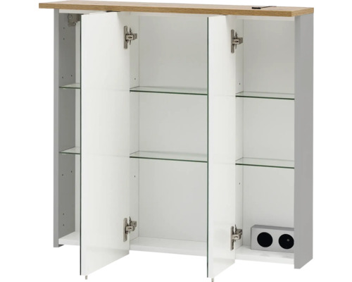 Armoire de toilette ouverte avec trois portes et étagères en verre