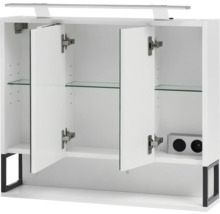 Armoire de toilette ouverte blanche avec trois portes, étagères en verre et prises de courant