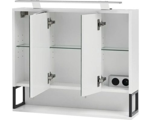 Armoire de toilette ouverte blanche avec trois portes, étagères en verre et prises de courant