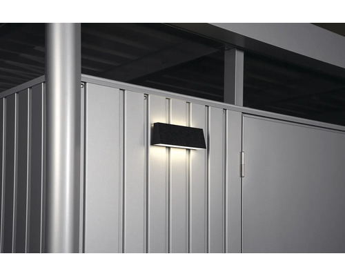 Aussenwandleuchte an einer Metallwand