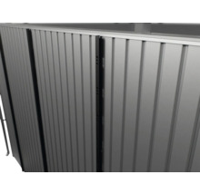 Vue détaillée d'une clôture métallique avec des barreaux verticaux.