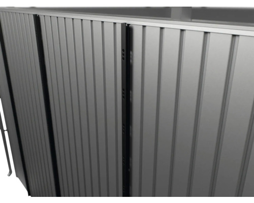 Vue détaillée d'une clôture métallique avec des barreaux verticaux.