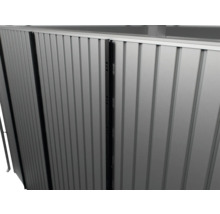 Gros plan d'un écran de confidentialité en aluminium avec des lamelles verticales.