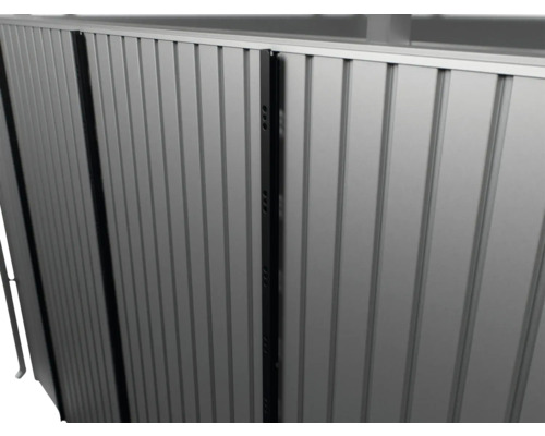 Gros plan d'un écran de confidentialité en aluminium avec des lamelles verticales.