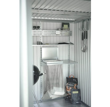 Regalsystem im Gartenhaus mit Grill, Holzkohle und Grillwerkzeug