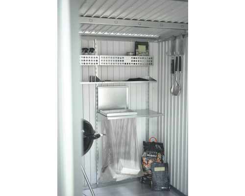 Regalsystem im Gartenhaus mit Grill, Holzkohle und Grillwerkzeug