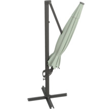 Geschlossener Ampelschirm mit Ständer für den Garten