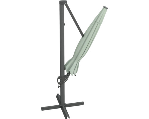 Geschlossener Ampelschirm auf Ständer für den Garten