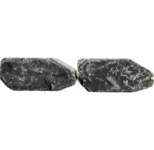 Zwei dunkle Pflastersteine mit rauer Oberfläche