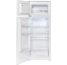 Réfrigérateur blanc ouvert avec étagères et compartiment congélateur