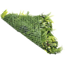 Mur végétal artificiel avec différentes plantes vertes et treillis en plastique