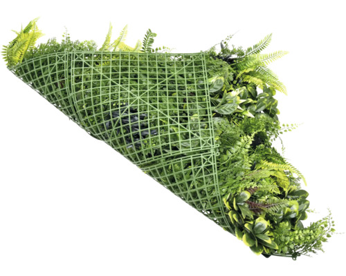 Mur végétal artificiel avec différentes plantes vertes et treillis en plastique