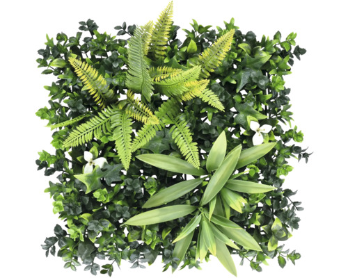 Künstliche grüne Wand mit Farnen und Blättern zur Dekoration