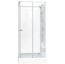 Duschkabine mit Brausegarnitur und klarer Glasabtrennung