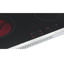 Vue détaillée d'une plaque de cuisson électrique noire avec commandes et zone de cuisson allumée.