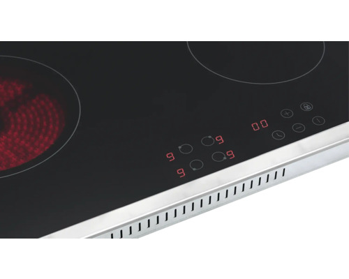 Vue détaillée d'une plaque de cuisson électrique noire avec commandes et zone de cuisson allumée.