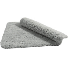 Tapis de bain gris enroulé