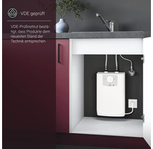 Küche mit Spüle, Armatur und eingebautem Durchlauferhitzer von AEG im Unterschrank mit VDE geprüft Siegel