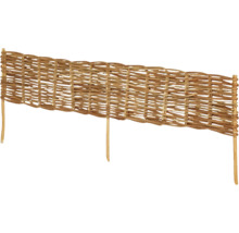 Geflochtener Weidenzaun zur Gartendekoration