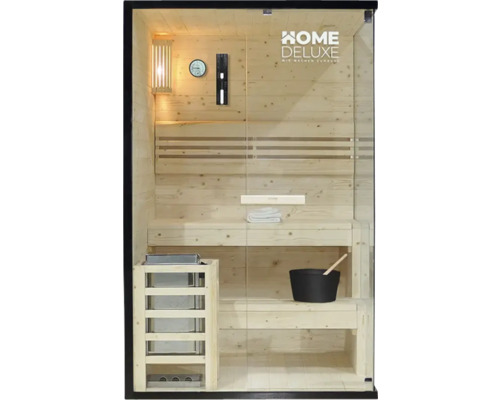 Vue intérieure d'un sauna avec bancs en bois, poêle de sauna, thermomètre, hygromètre, sablier, seau en bois et louche