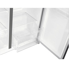 Intérieur d'un réfrigérateur avec des tiroirs transparents