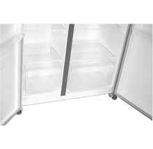 Intérieur d'un réfrigérateur avec portes ouvertes et tiroirs transparents