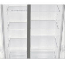 Vue intérieure d'un réfrigérateur vide avec des étagères en verre