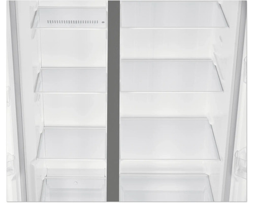 Vue intérieure d'un réfrigérateur vide avec des étagères en verre