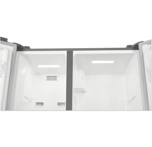 Intérieur d'un réfrigérateur vide avec portes ouvertes