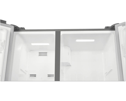 Intérieur d'un réfrigérateur vide avec portes ouvertes