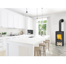 Cuisine claire avec îlot de cuisine, tabourets et poêle.