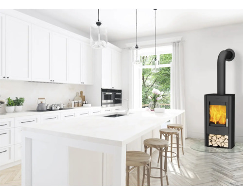 Cuisine claire avec îlot de cuisine, tabourets et poêle.