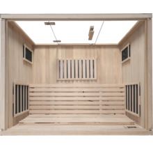 Vue intérieure d'un sauna en bois avec bancs et grilles de ventilation
