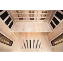 Intérieur d'un sauna avec des murs en bois et des radiateurs infrarouges