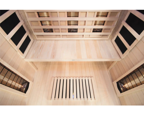 Intérieur d'un sauna avec des murs en bois et des radiateurs infrarouges