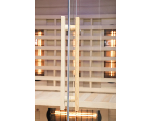 Gros plan d'une porte de sauna en verre avec poignées en bois