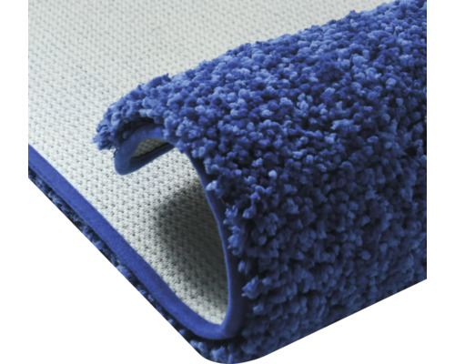 Detailansicht eines blauen Badteppichs mit Flor