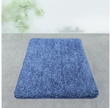 Blauer Teppich auf hellem Untergrund