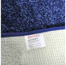 Detailansicht eines Badteppichs mit Pflegehinweisen aus Polyester Microfaser Supersoft und Spirella Logo